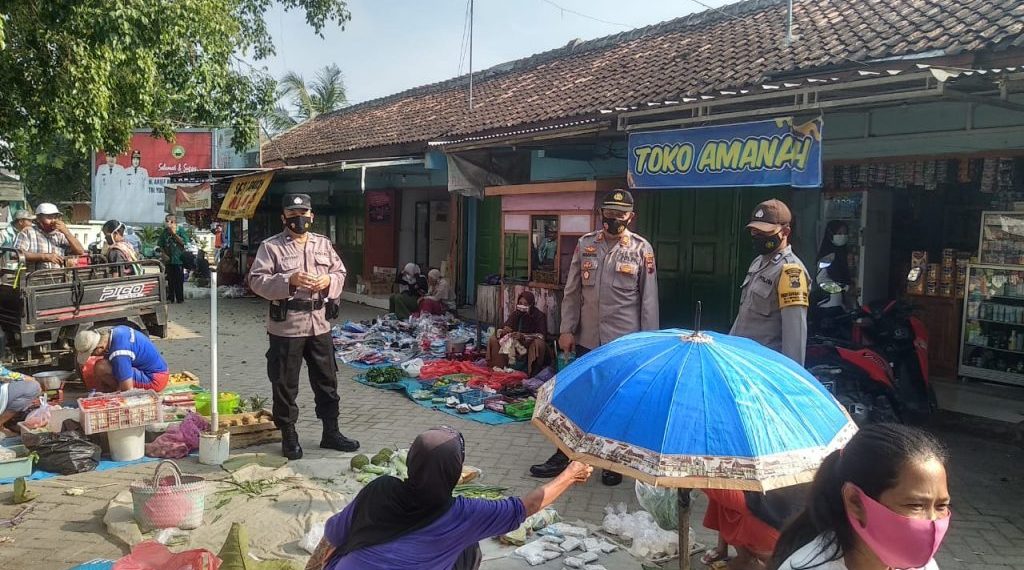 Blusukan Pasar, Polsek Bogorejo Polres Blora Ingatkan Warga Disiplin Protokol Kesehatan