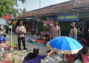 Blusukan Pasar, Polsek Bogorejo Polres Blora Ingatkan Warga Disiplin Protokol Kesehatan