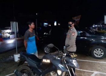 Patroli Dialogis Malam Hari, Upaya Bhabinkamtibmas Jaga Kamtibmas Jelang Lebaran Di Desa Binaan