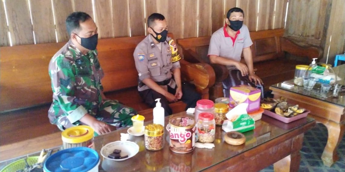 Babinsa Jragung Silaturahmi Dengan Kepala Desa, Bahas Sosialisasi Protkes Kepada Warga Pasca Lebaran