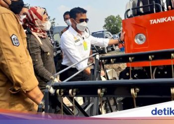 Mentan Serahkan Combine Harvester hingga Traktor ke Petani Indramayu