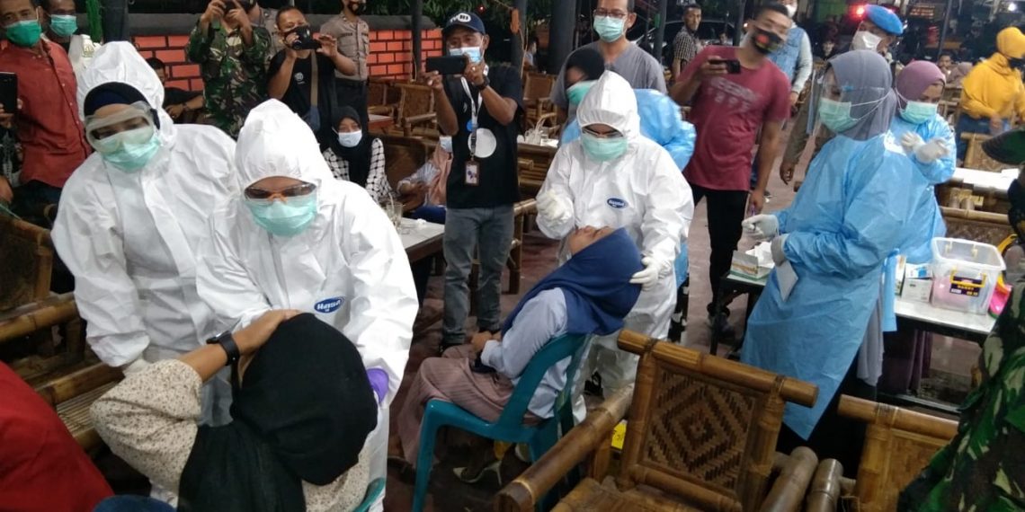 TNI POLRI dan Satpol PP Kota Langsa Gelar Operasi Yustisi dengan Tes Swab Antigen di Tempat