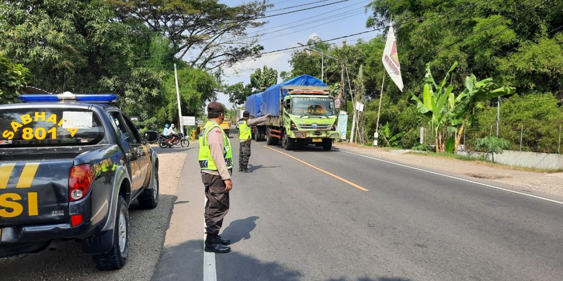 Dalam Rangka Menciptakan Kamtibmas Yang Aman Dan Kondusif Serta Mencegah Berkembangnya Covid 19  Anggota polsek Karangjati laksanakan Patroli Sambang