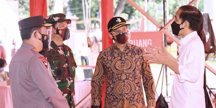 Jokowi Naikkan Target Vaksinasi Massal TNI Polri Dua Kali Lipat