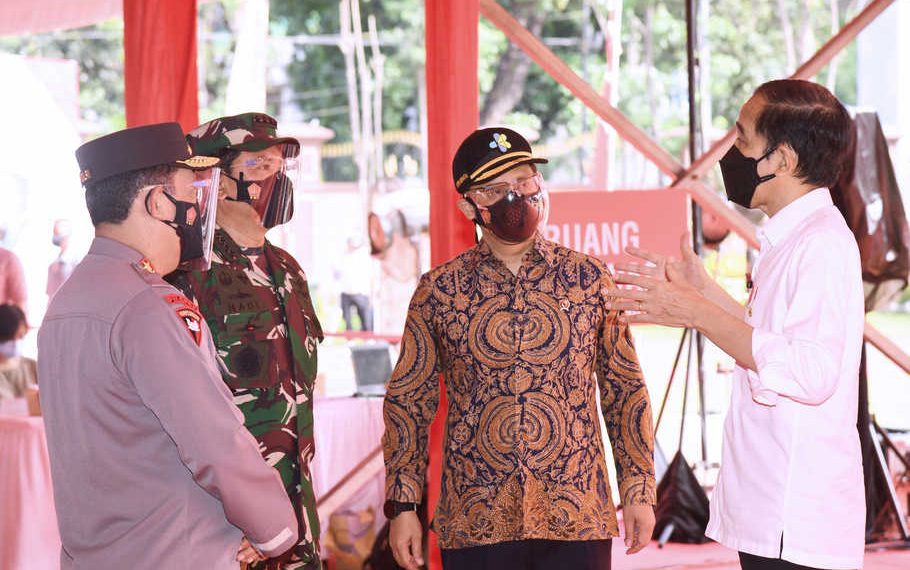 Jokowi Naikkan Target Vaksinasi Massal TNI Polri Dua Kali Lipat