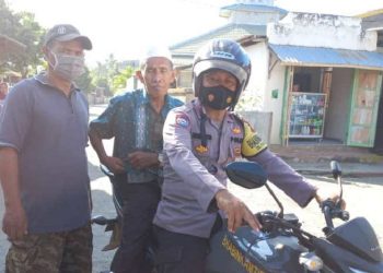 Pakai Motor Dinas, Bhabinkamtibmas di Sumbawa Antar Jemput Lansia untuk Vaksin Covid-19