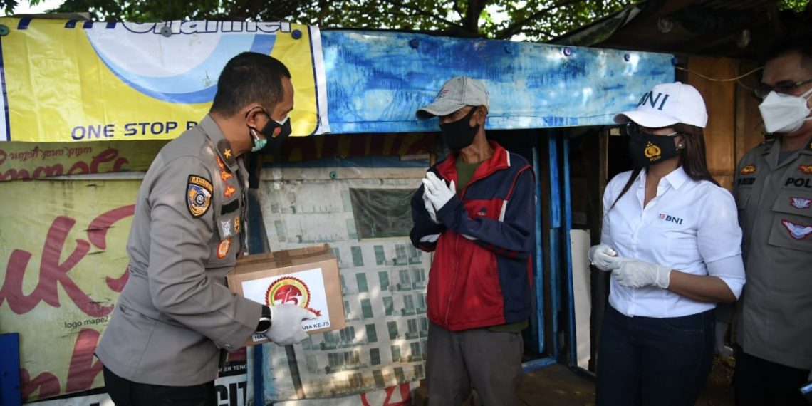 Perintah Jenderal Listyo, Polri Bagikan Sembako, Pemulung Sempat Deg-degan