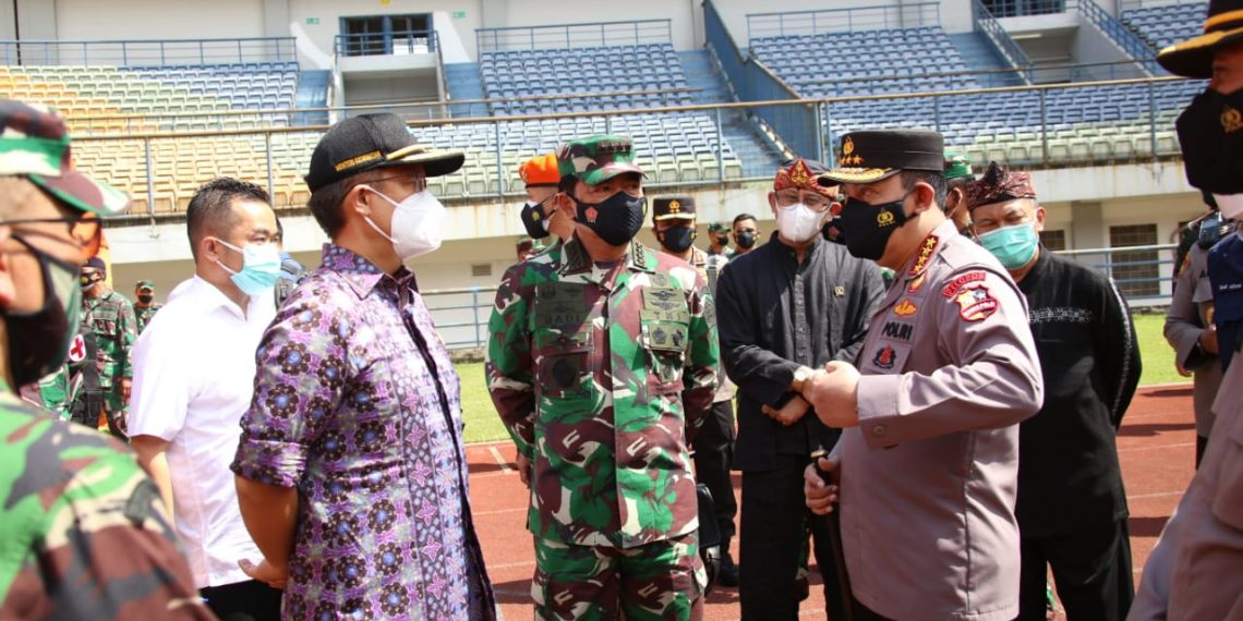 Tinjau Vaksinasi di Bandung, Panglima dan Kapolri Berharap Program Vaksinasi Presiden 1 Juta 1 Hari Tercapai