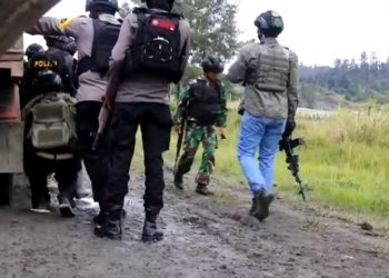 TNI-Polri Lindungi Masyarakat dari Teror KKB yang Serang Bandara Aminggaru