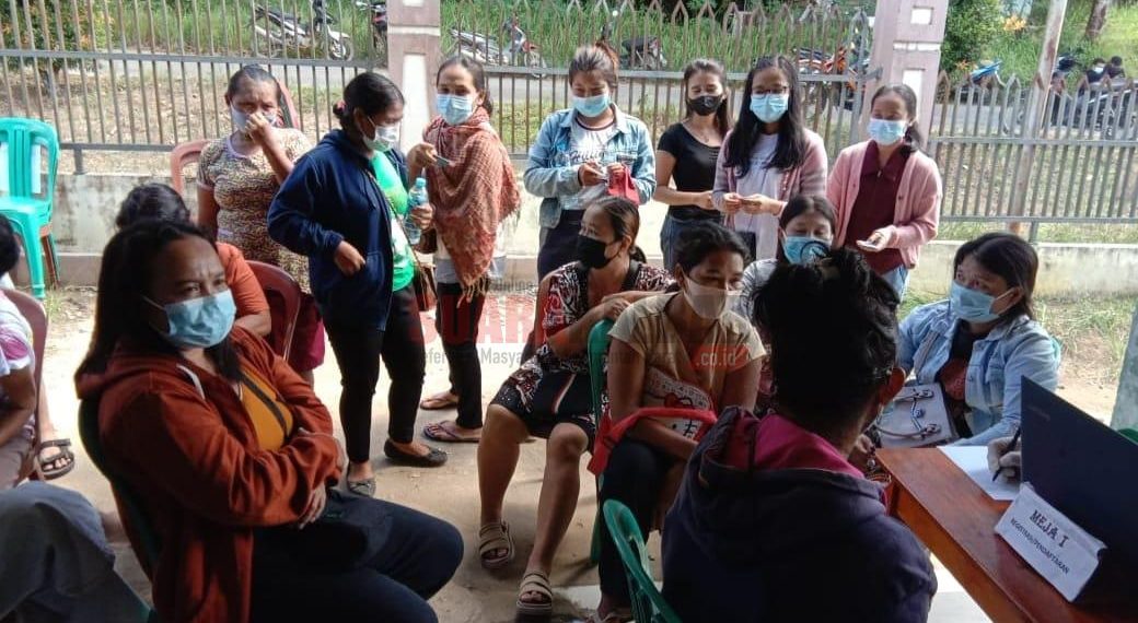 Warga Antusias Ikuti Serbuan Vaksinasi TNI-POLRI di Sadaniang dan Toho