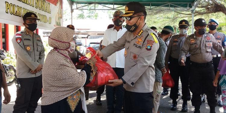 Kapolda Kepri Lepas Rombongan Kendaraan TNI-Polri Bagikan Beras PPKM ke Warga Membutuhkan