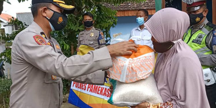 Peduli Masyarakat Tak Mampu, Polres Pamekasan Bagi-Bagi Paket Sembako