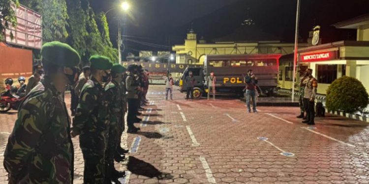 Patroli Skala Besar, TNI-Polri Imbau Prokes Sekaligus Salurkan Bansos di Enrekang