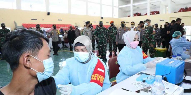 Percepat Vaksinasi Covid-19 di Banten, TNI dan Polri Bantu Tenaga Kesehatan