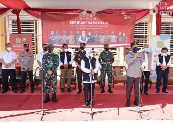 Kapolda Jatim Tinjau Vaksinasi di SMAN 2 Surabaya