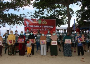 Kapolresta Barelang Bersama Forkopimda Bagikan Sembako Untuk Masyarakat Pantai Nongsa