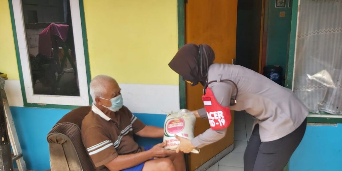 Polri Tak Kenal Lelah Bagikan Bansos Paket Sembako Secara Door To Door Kepada Masyarakat