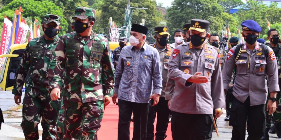 Tinjau Vaksinasi di Kaltim, Kapolri Minta Warga Mau Dirawat di Tempat Isolasi Terpusat