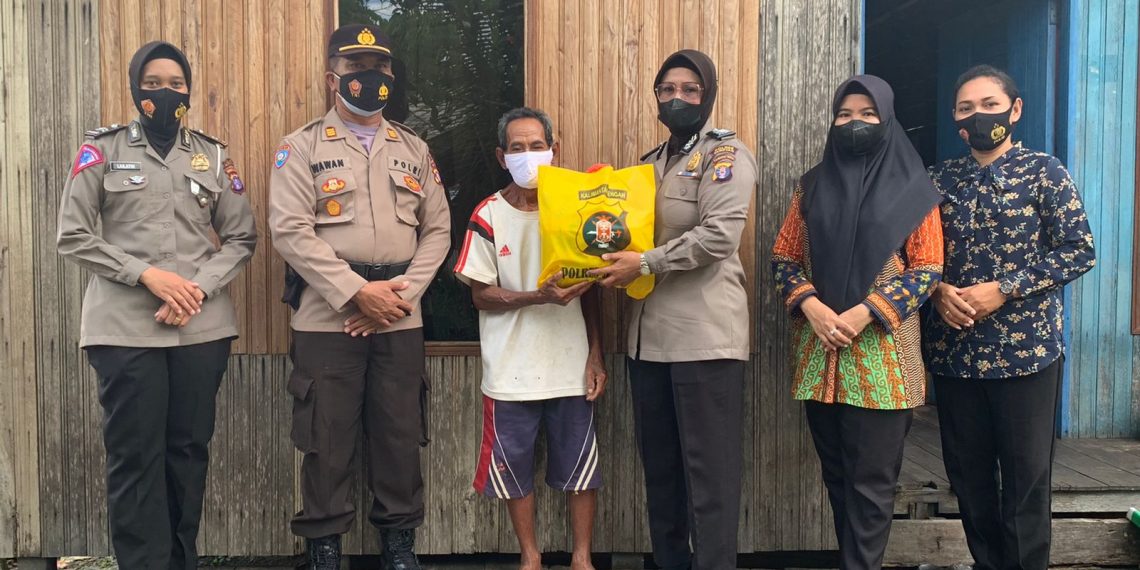 Jumat Berkah Polres Seruyan Kembali Bagikan Sembako Kepada Masyarkat Lansia di Kab.Seruyan