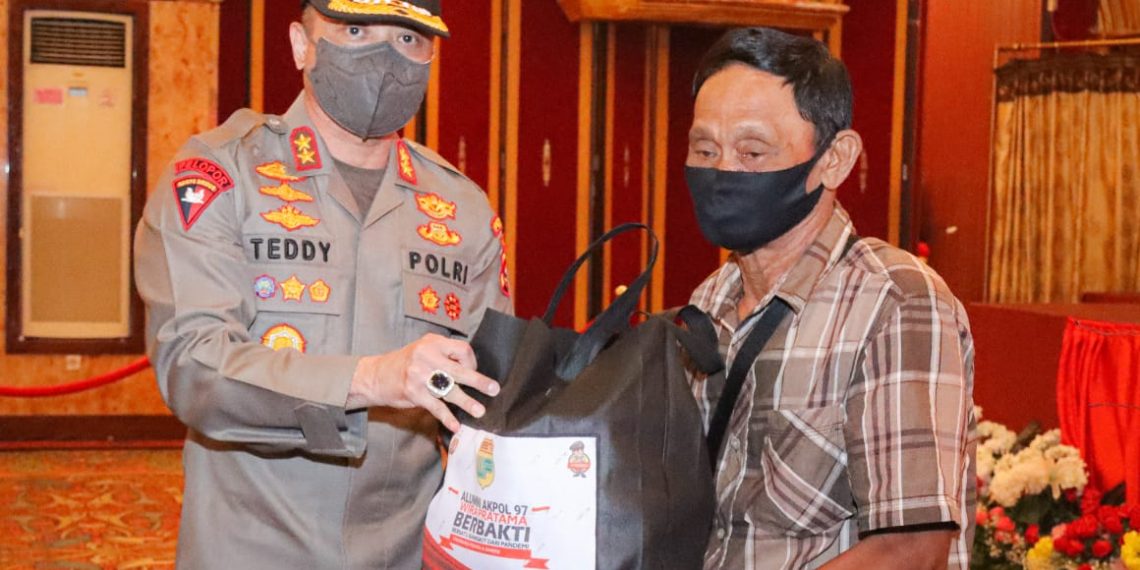 Kapolda Sumbar Bagikan 500 Paket Sembako di Padang
