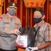Kapolda Sumbar Bagikan 500 Paket Sembako di Padang