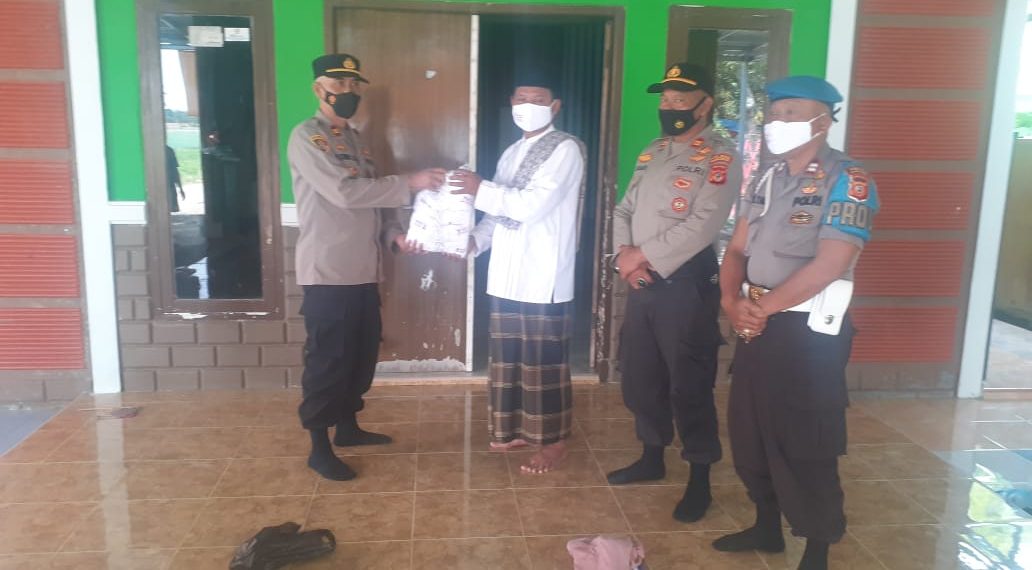 Kapolsek Jatitujuh Berikan Bantuan Sosial Polri Peduli Covid-19 di Ponpes