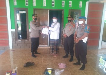 Kapolsek Jatitujuh Berikan Bantuan Sosial Polri Peduli Covid-19 di Ponpes