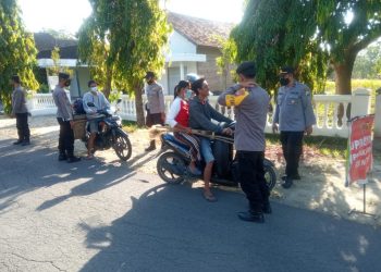 Kapolsek Pitu Pimpin Operasi Yustisi Penegakan Disiplin Protokol Kesehatan Dalam Rangka Di Berlakukannya PPKM Darurat Partisipatoris Di Depan Polsek Pitu