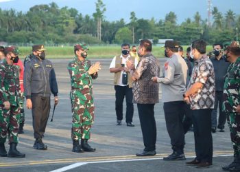 Panglima TNI dan Kabaharkam Polri Tinjau Vaksinasi di Halaman Kantor Gubernur Sulut