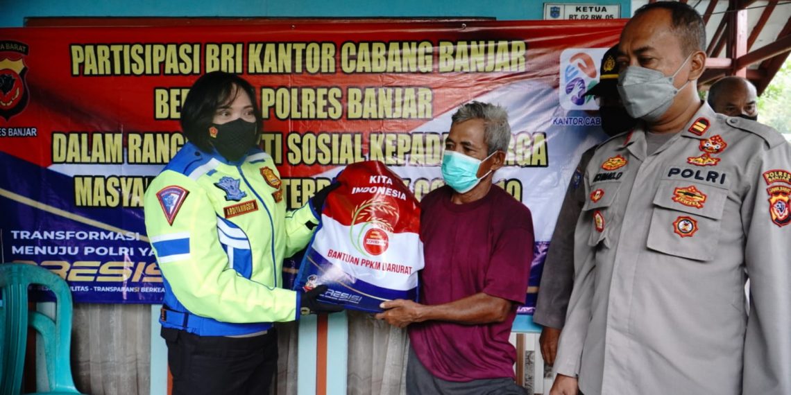 Polisi Berikan Bansos 50 Paket Sembako Ke Dusun Sukaharja Ditengah PPKM