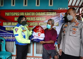 Polisi Berikan Bansos 50 Paket Sembako Ke Dusun Sukaharja Ditengah PPKM