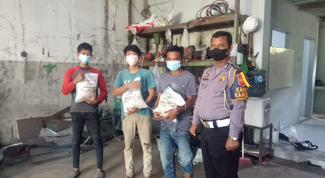 Polri Salurkan Bansos Untuk Pekerja Bengkel Dimasa PPKM