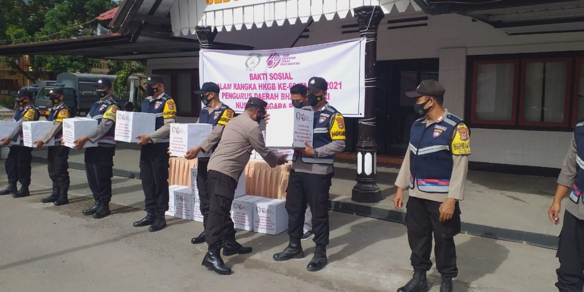 Sambut HKGB Ke 69, Bhayangkari Cabang Sumbawa Bagikan Bantuan Sembako
