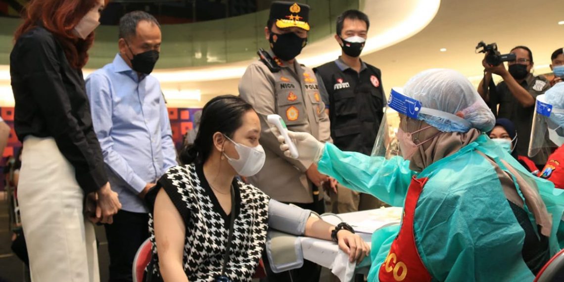 Sasar pusat perbelanjaan di Surabaya, Kapolda Jatim tinjau vaksinasi dan penerapan aplikasi PeduliLindungi 