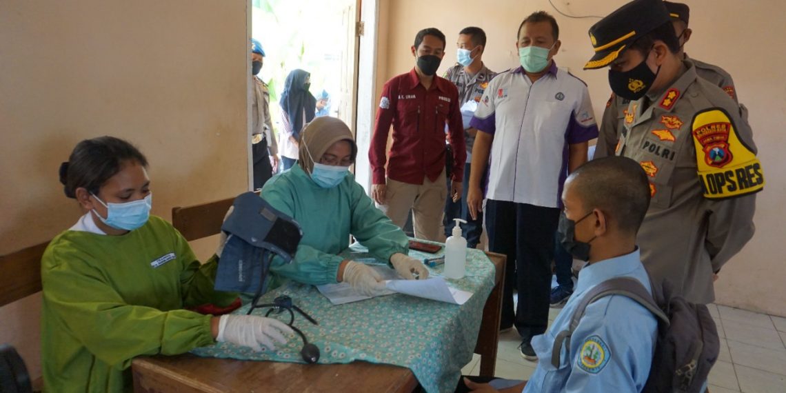 Sehari, Polresta Mojokerto Berkolaborasi Bersama Dinkes Vaksinasi 1000 Pelajar