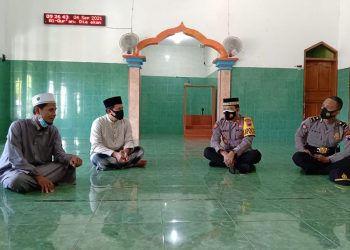 Silaturahmi Ke Ponpes, Kapolsek Mojolaban Bagikan Sembako