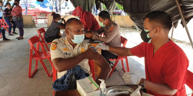 Terbuka Untuk Umum, Polsek Sentani Kota Gelar Vaksinasi Massal