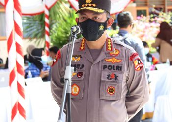 Tinjau Vaksinasi Serentak 10 Titik di NTB, Kapolri Harap Target Pemerintah Segera Terwujud