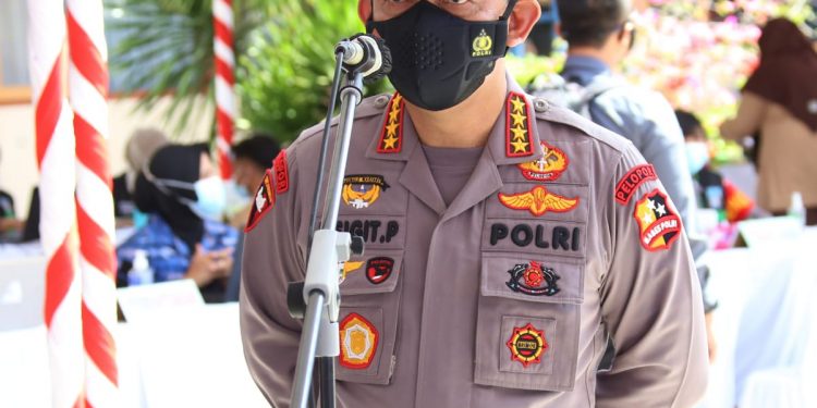 Tinjau Vaksinasi Serentak 10 Titik di NTB, Kapolri Harap Target Pemerintah Segera Terwujud