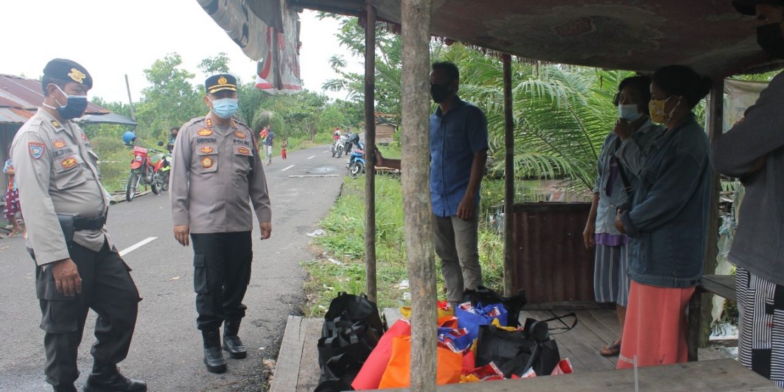Wakapolresta Palangka Raya Pimpin Pembagian Bansos kepada Korban Banjir di Kelurahan Tumbang Rungan