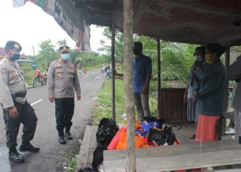 Wakapolresta Palangka Raya Pimpin Pembagian Bansos kepada Korban Banjir di Kelurahan Tumbang Rungan