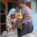 Polri tak kenal Lelah Bagikan Bansos Door to Door ke Rumah Warga Kurang Mampu Dimasa PPKM