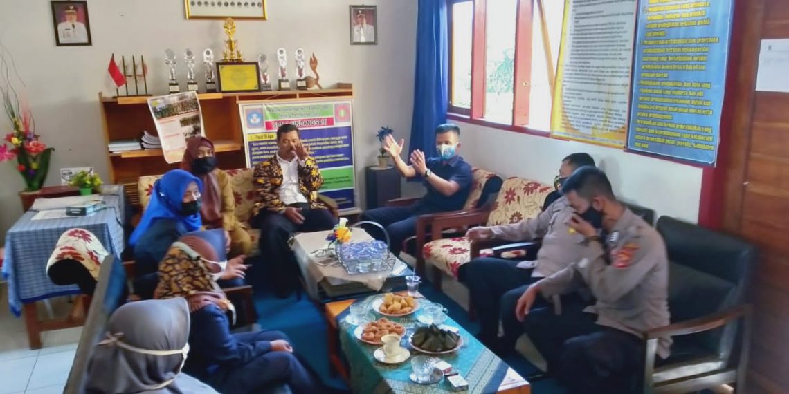 Polsek Cisompet Sosialisasi Prokes Di Kawasan Patuh Lingkungan Pendidikan
