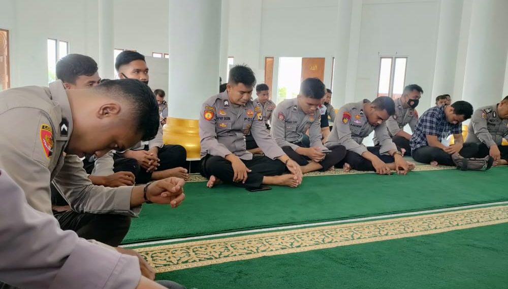Tingkatkan Iman Personil, Polres Buru Laksanakan Binrohtal Dengan Mentaati Protokol Kesehatan