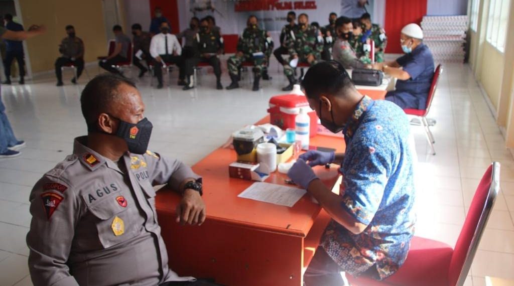 Jelang Hari Korps Brimob Polri ke 76, Brimobda Malut Gelar Vaksinasi Gratis dan Baksos