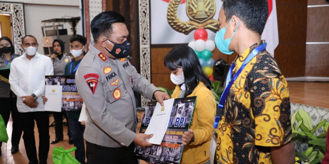 Polda Sumut Beri Beasiswa dan Dukungan Psikologis Terhadap Anak yang Terdampak Covid-19