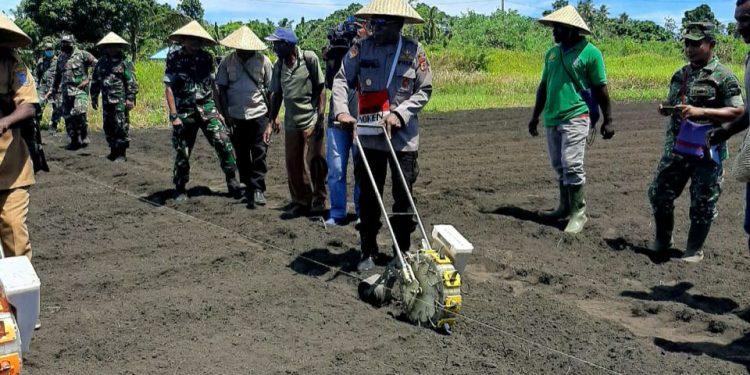 Program Kasuari , Satgas Binmas Wilayah Sarmi Hadiri Acara Pencanangan Tanaman di Kampung Asyaf_