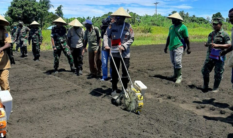 Program Kasuari , Satgas Binmas Wilayah Sarmi Hadiri Acara Pencanangan Tanaman di Kampung Asyaf_