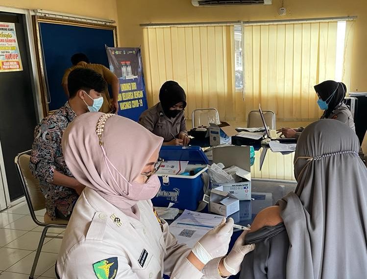 Akselerasi Vaksinasi, Biddokkes Polda Banten Terus Laksanakan Vaksinasi Covid-19