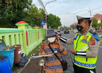 Cegah Penyebaran Covid-19, Polisi Bagikan Masker Kepada Pengguna Jalan Ditengah PPKM